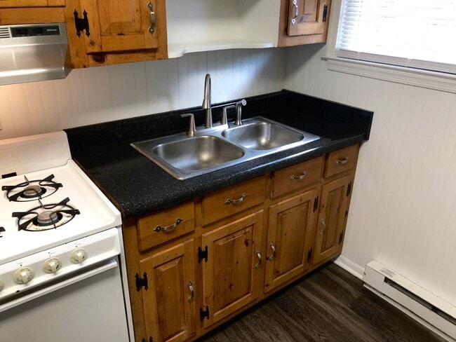 Building Photo - Can't beat this price- walk to the Fan and...