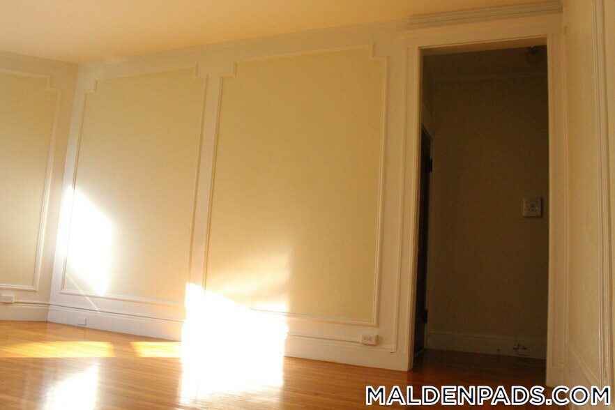 Building Photo - 86 Maple St