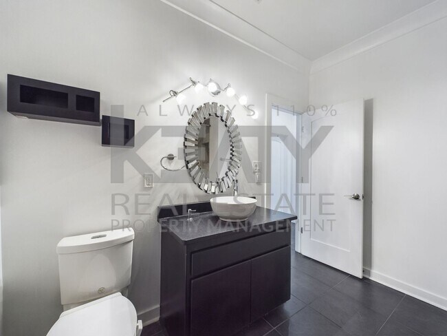 Building Photo - Three Bedroom Home in Sunset!