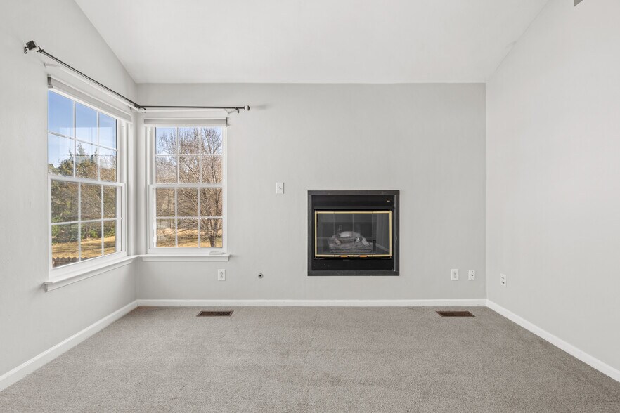 Building Photo - 305 Hidden Falls Ct