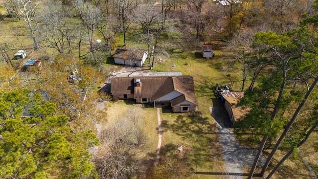 Building Photo - 20427 Lakeside Dr