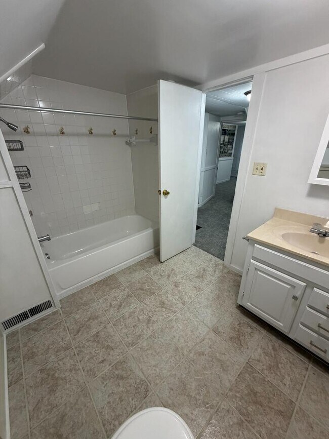 Building Photo - 1100 Lincoln Ave NW