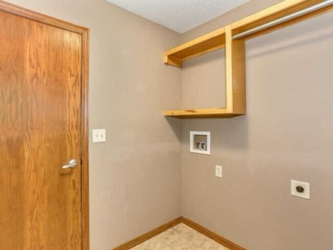 Building Photo - 5 Bedroom Home In Derby