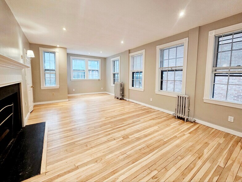 Building Photo - 82 Phillips St