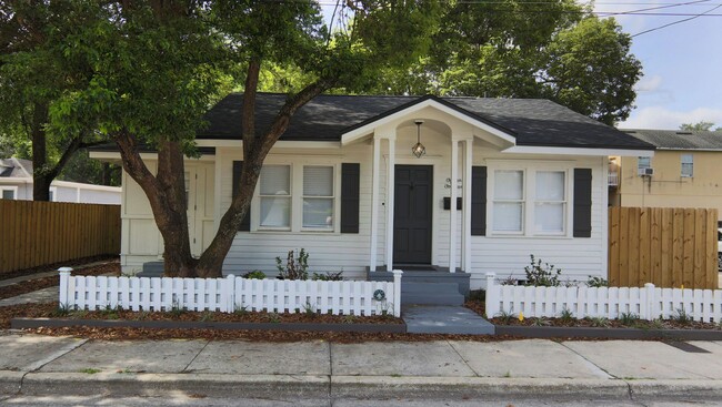 Primary Photo - 2/1 cottage in Colonialtown