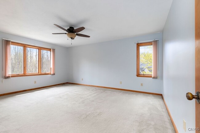 Building Photo - 3293 Greenleafe Dr
