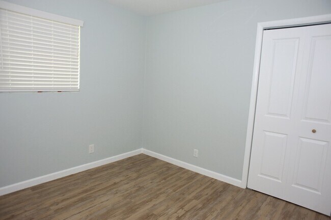 Building Photo - 2 Bedroom Duplex in Naples Park - Annual Rental