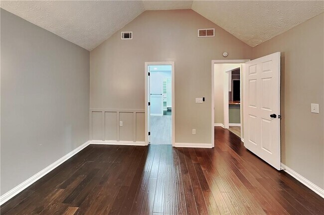 Building Photo - 985 Crystal Water Dr SE