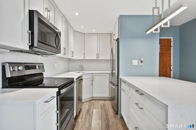 Building Photo - 60 Strawberry Hill Ave