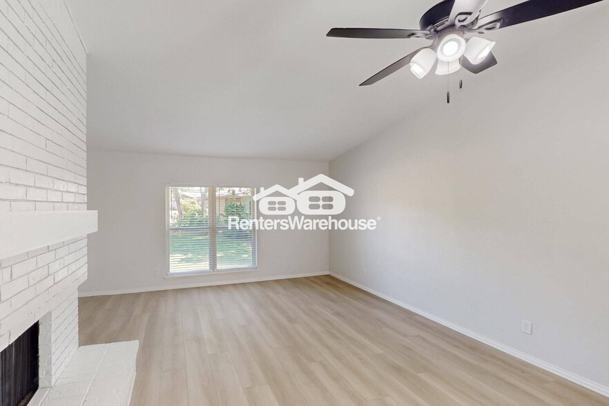Building Photo - 6407 Green Oaks Dr