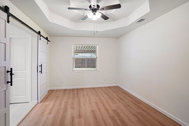 Building Photo - Move In Ready Home with Modern Updates Throughout