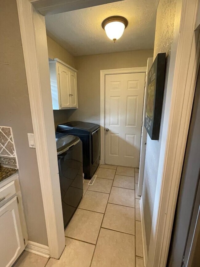 Building Photo - Gorgeous 3 BED, 2 BATH PLUS OFFICE WITH POOL!!!