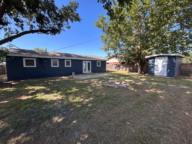 Building Photo - Beautiful, Spacious 4 Bedroom Close to Tex...
