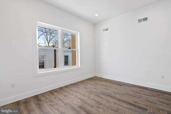 Building Photo - 458 W Earlham Ter