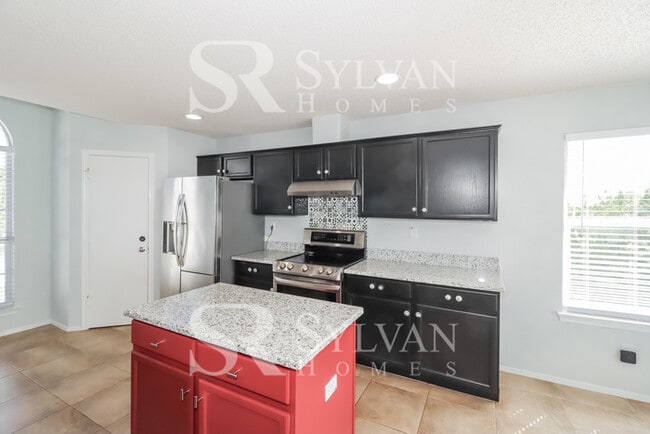 Building Photo - Your dream home awaits!