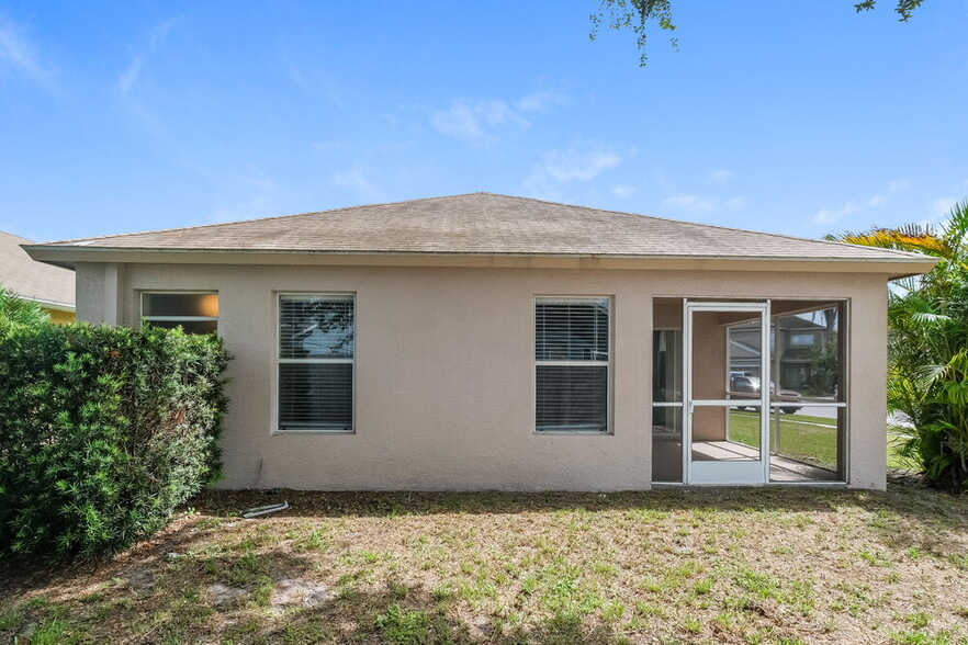 Building Photo - 8350 Crescent Moon Dr