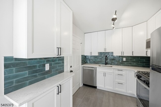 Building Photo - 76 Mt Kemble Ave