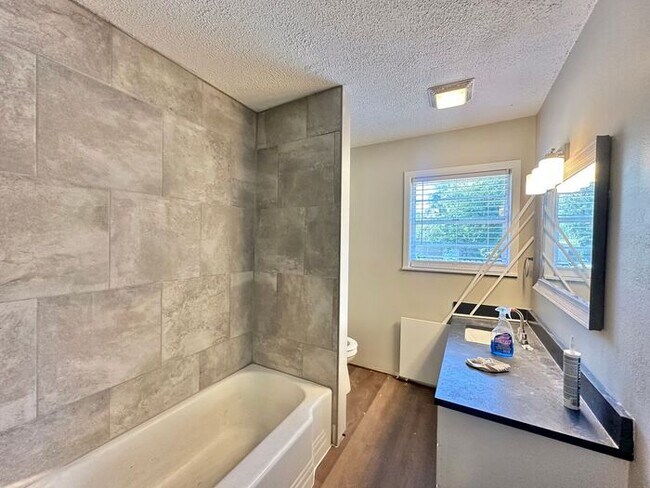 Building Photo - Newly Remodeled 4 Bedroom 2 Bath in Tyler!