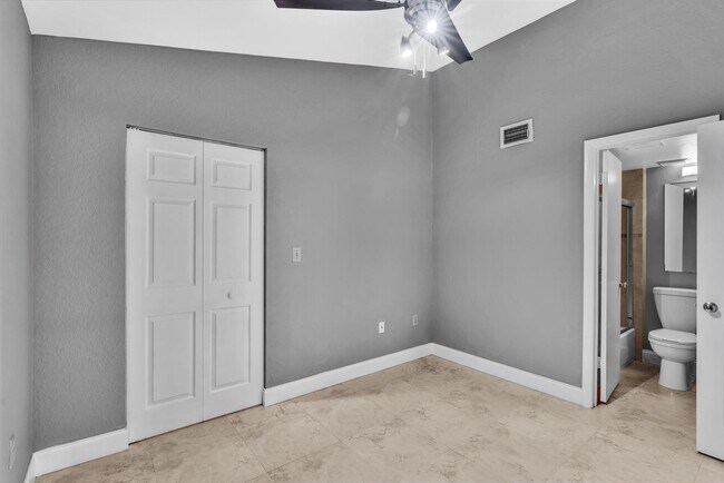 Building Photo - 2841 N Oakland Forest Dr