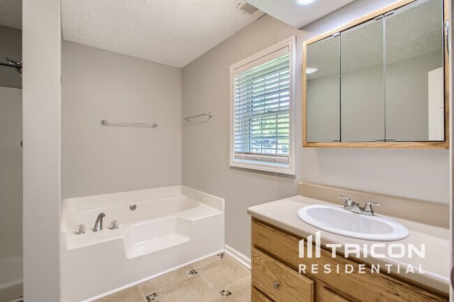 Building Photo - 325 Forrest Dr