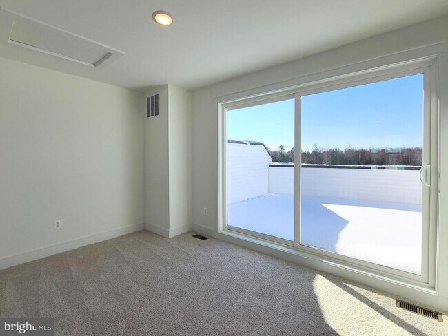 Building Photo - 5046 Bigleaf Rd