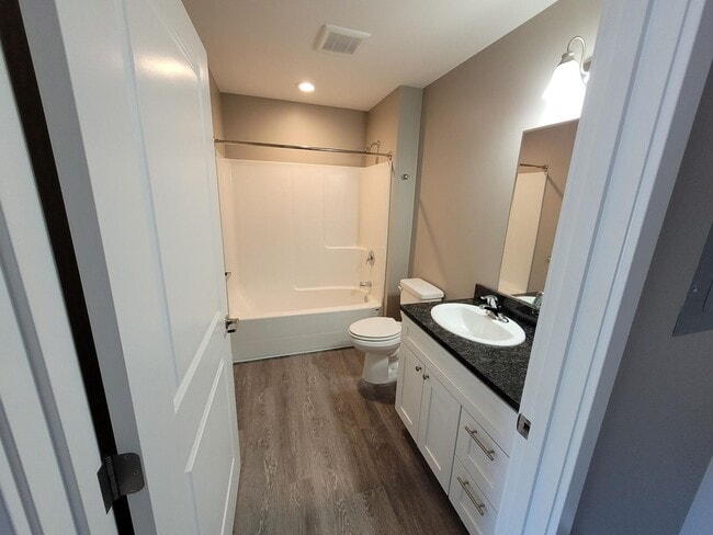 Building Photo - Charming Studio for Rent: Enjoy the Added ...