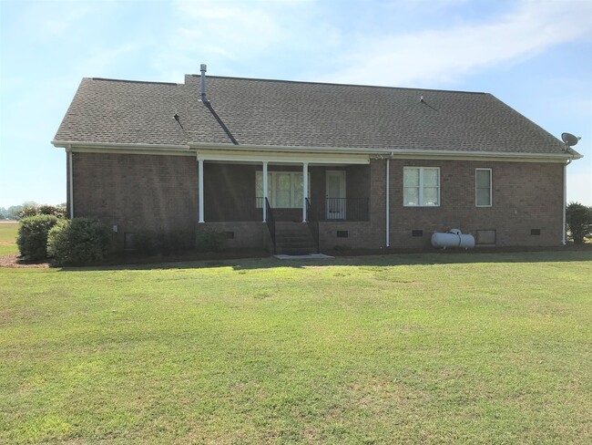 Building Photo - 4 bd 2 bth all brick w/ 2 car garage locat...