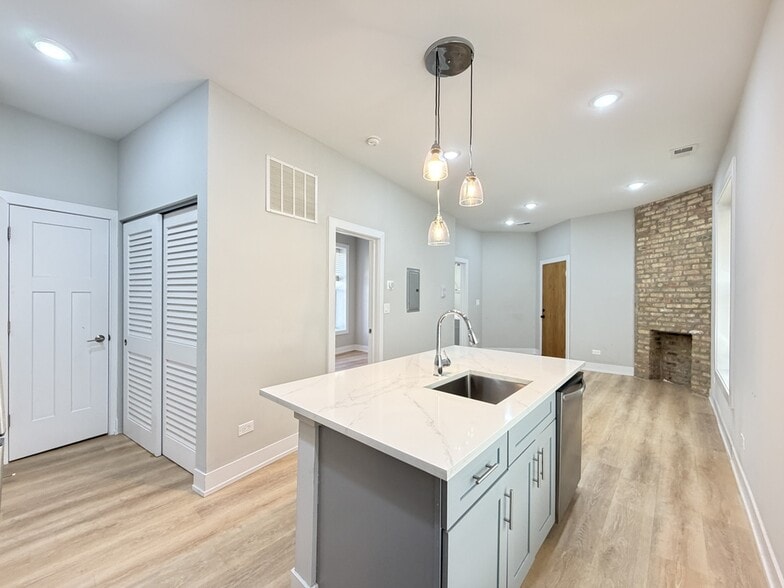 Building Photo - 452 W Belden Ave