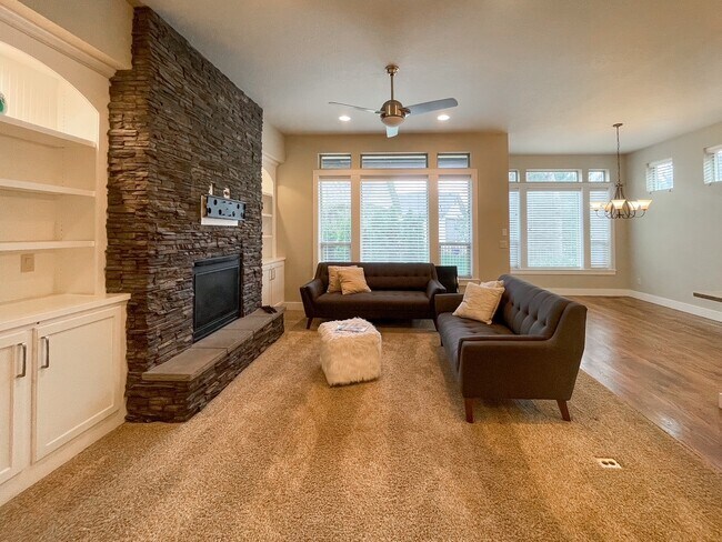 Building Photo - 307 E Grove Creek Ln