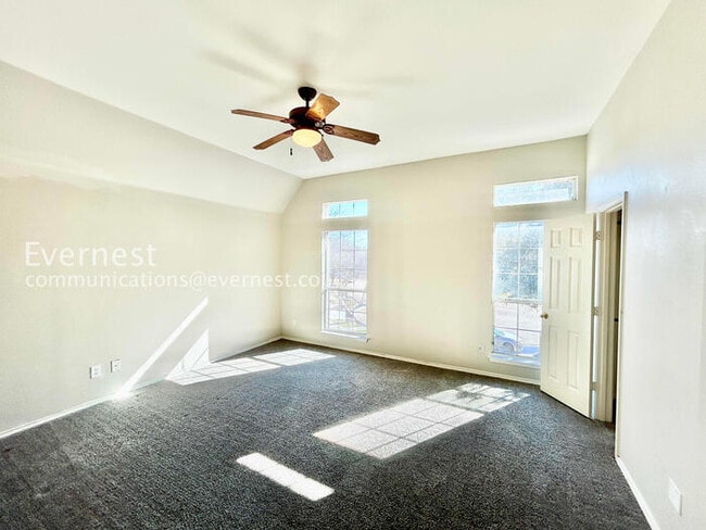 Building Photo - 5 Bed/3.5 Bath Home with Fenced Yard & Garage / Pet-Friendly / Vouchers Accepted