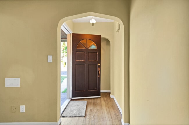 Building Photo - 1301 S Lee Ave