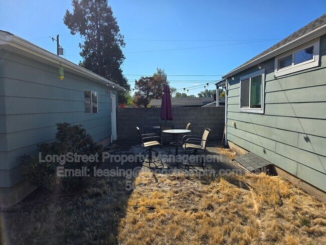 Building Photo - 1740 SW 12th Ave