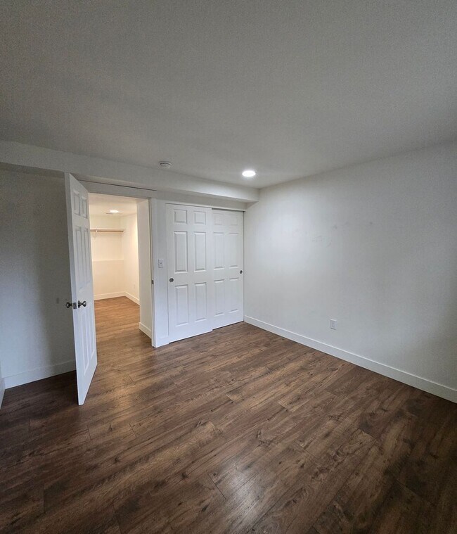 Building Photo - ***PENDING APPLICATION***4 Bedroom, 2 Bath...