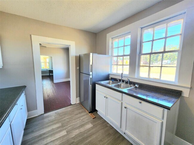 Building Photo - 210 W Osceola St