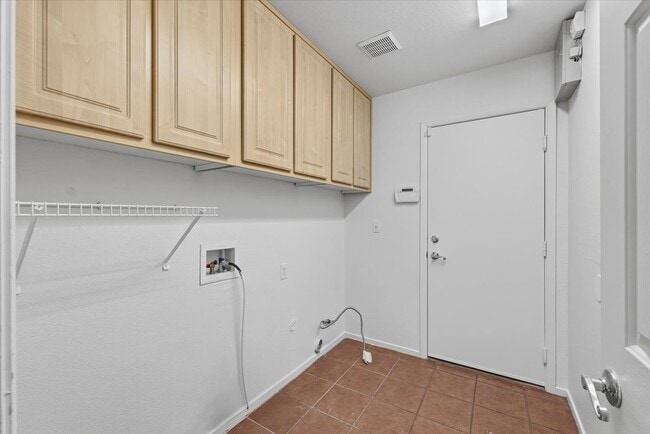 Building Photo - 920 Stable Glen Dr