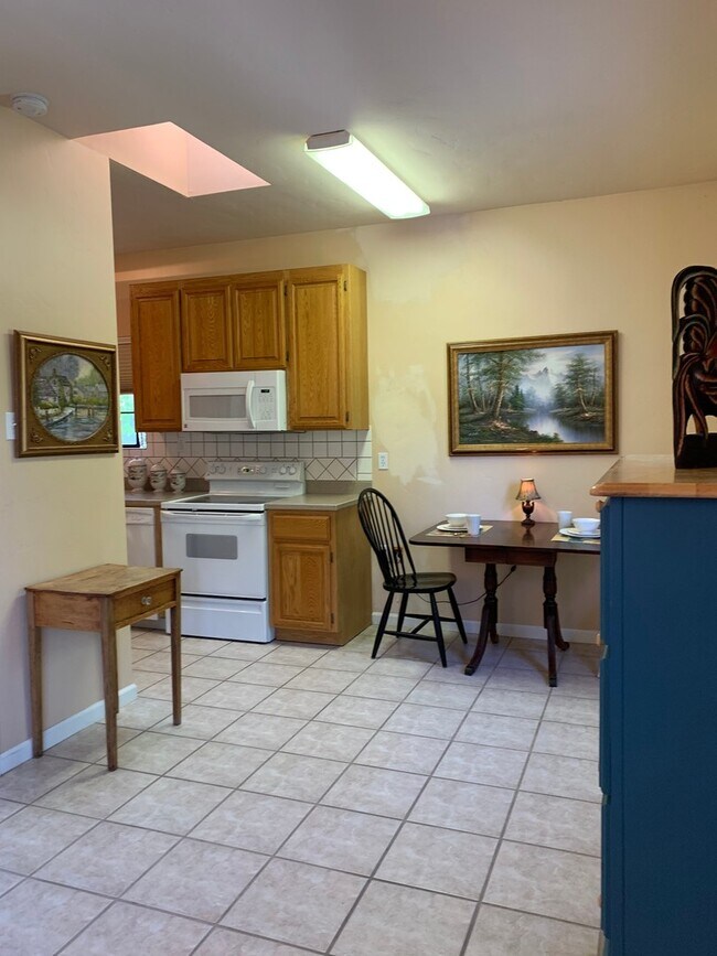 Building Photo - Studio