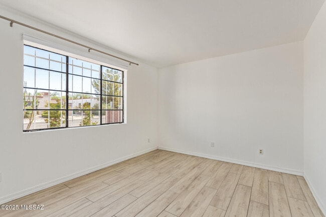 Building Photo - 434 S Vista Del Rio