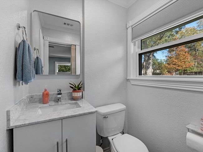 Building Photo - 712 Barbara St