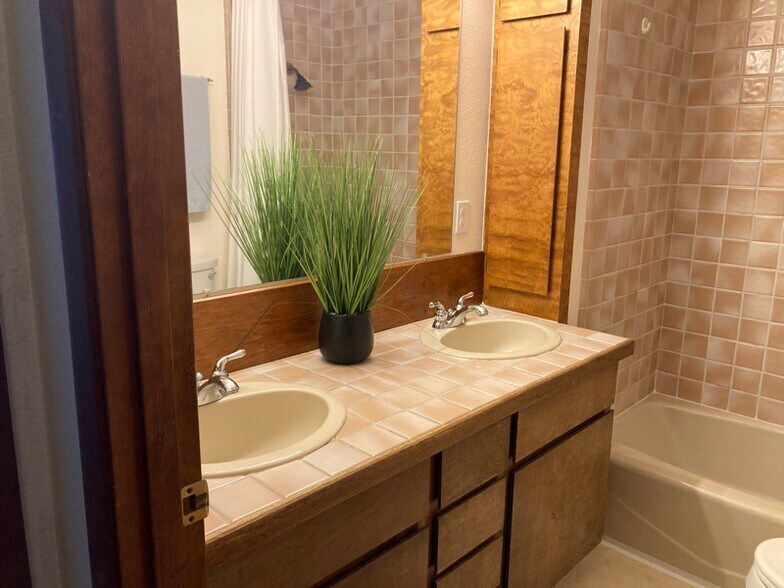 Building Photo - 635 Via Casa