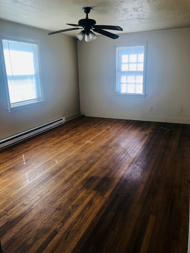 Building Photo - Adorable 3 bdrm/1bath House with Huge Back...