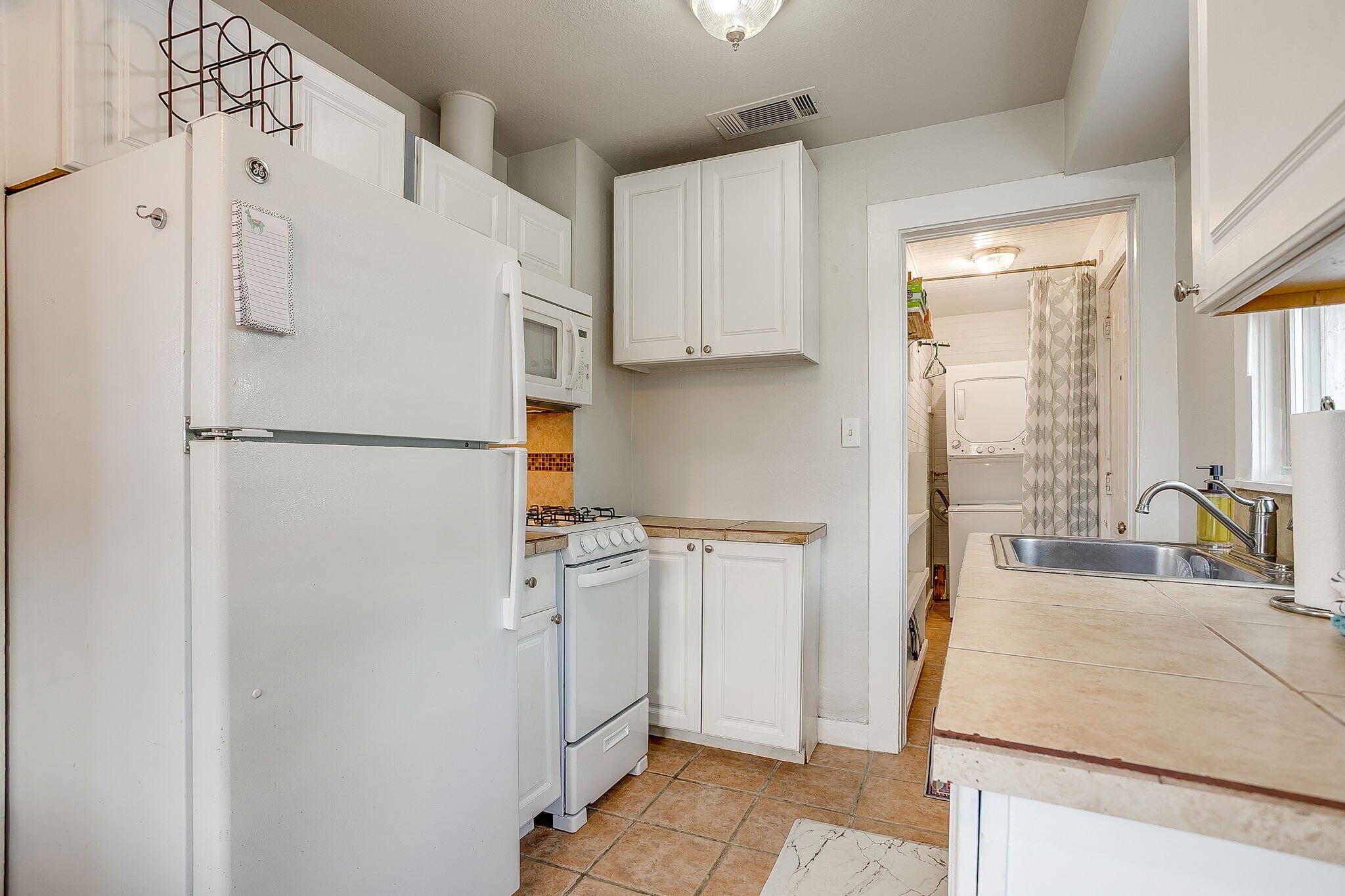 Building Photo - 1600 Belle Pl