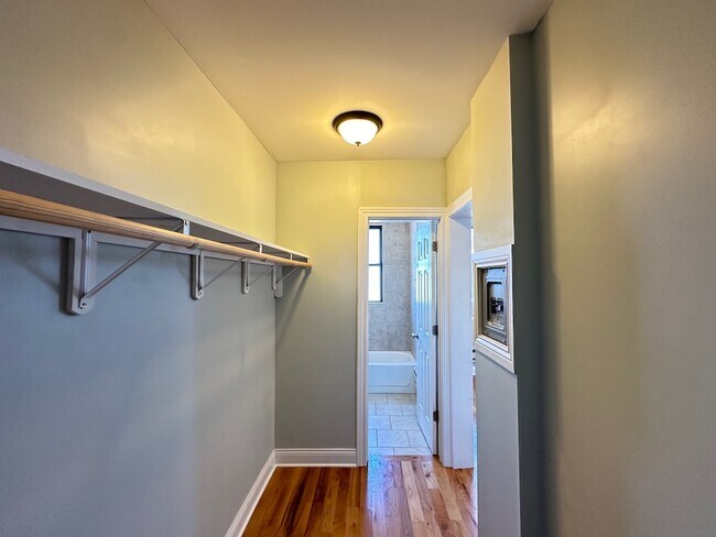 Building Photo - 823 W Diversey Pkwy