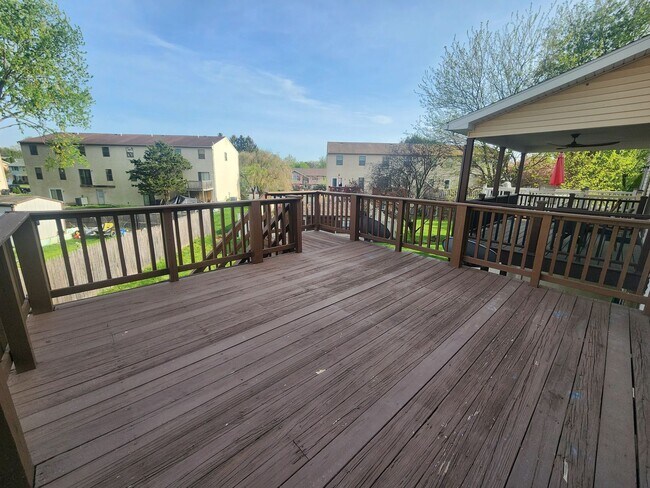 Building Photo - 3 Bedroom 1.5  bathroom End unit Townhouse near Bethlehem Catholic High School.