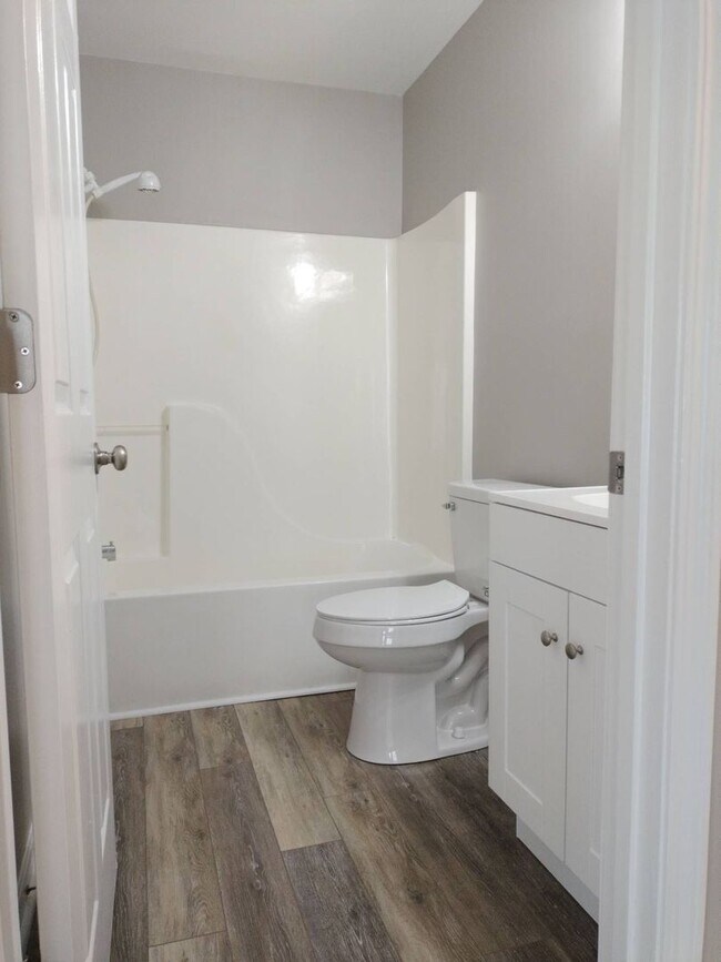 Building Photo - $200 Off Your First Full Month’s Rent!  Mo...