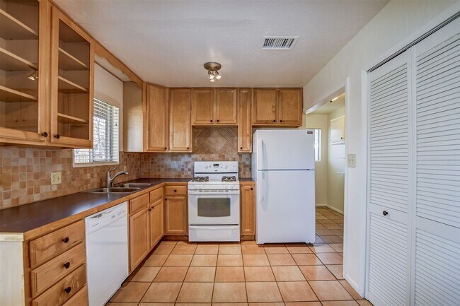 Building Photo - Newly Remodeled 3 Bed, 2 Bath Home with 1 ...