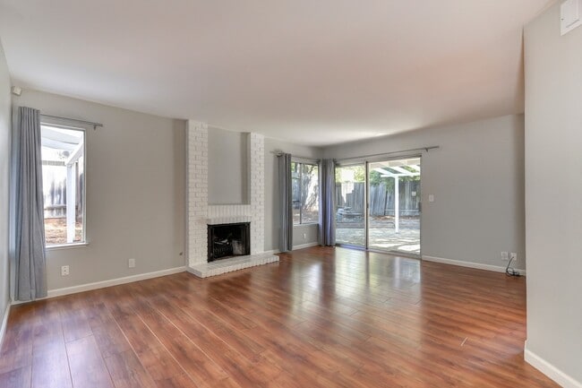 Building Photo - STUNNING 4BD / 2.5BTH SINGLE FAMILY RIGHT ...