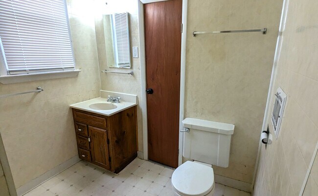 Building Photo - 1636 Manz St