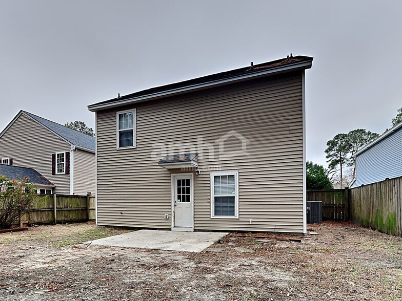Building Photo - 8788 Red Oak Dr