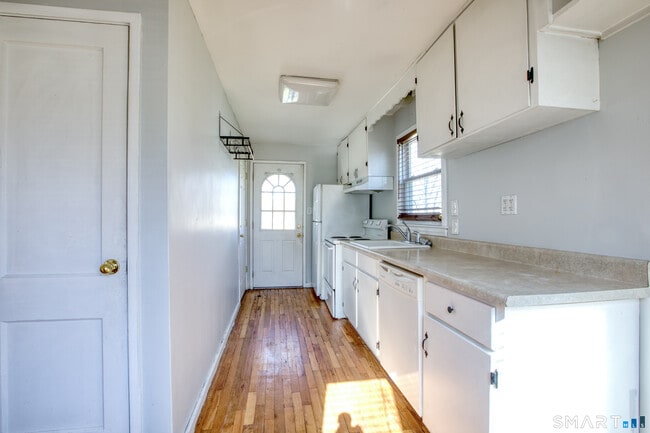 Building Photo - 124 Mayflower St