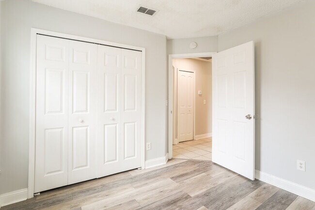 Building Photo - 7625 Dover Cliff Dr S